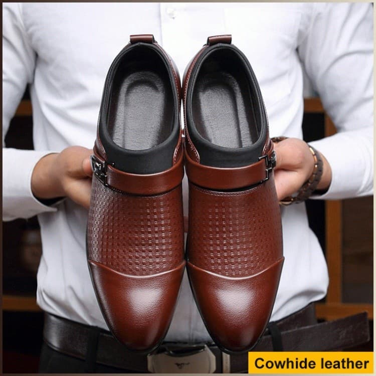 Traje formal de negócios e sapatos extras masculinos.