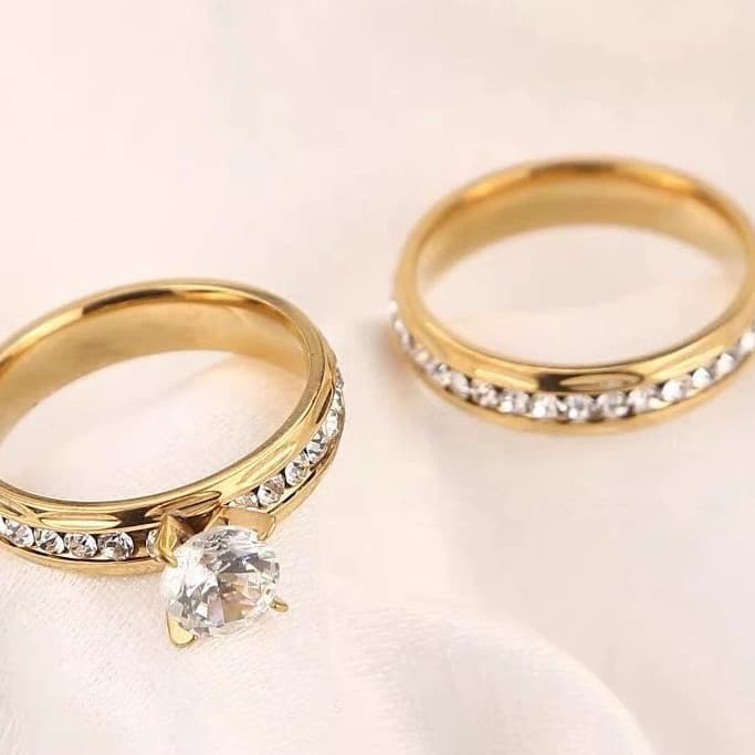 Um par de alianças de casamento em aço inoxidável banhadas a ouro, anéis de noivado femininos, sem caixa YKNR USCN