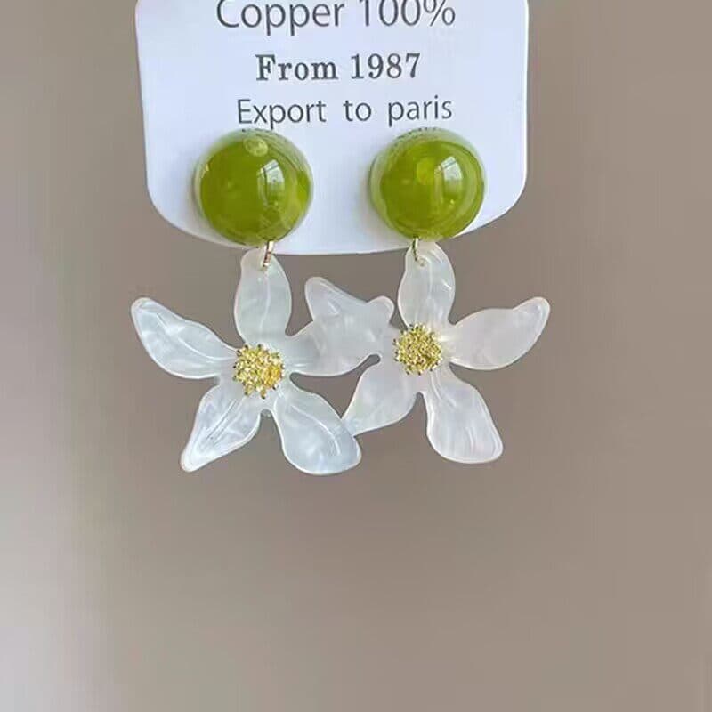 Brincos requintados e luxuosos com um padrão floral branco fresco, cheios do charme da floresta de verão.   YPPI