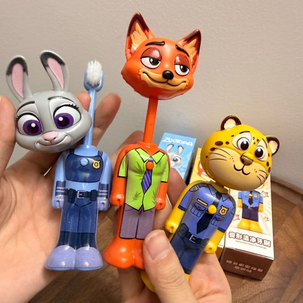 Escova de Dentes Kids Retrátil Zootopia: Nick Fox, Judy Hopps e Benjamin Clawhauser - Higiene Bucal Infantil