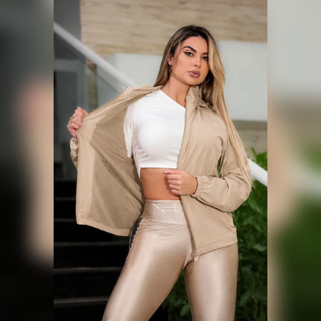 Jaqueta Corta Vento Feminina Krayani Bege P Impermeável Ultra Leve Capuz Bolsos Zíper Proteção UV Poliéster