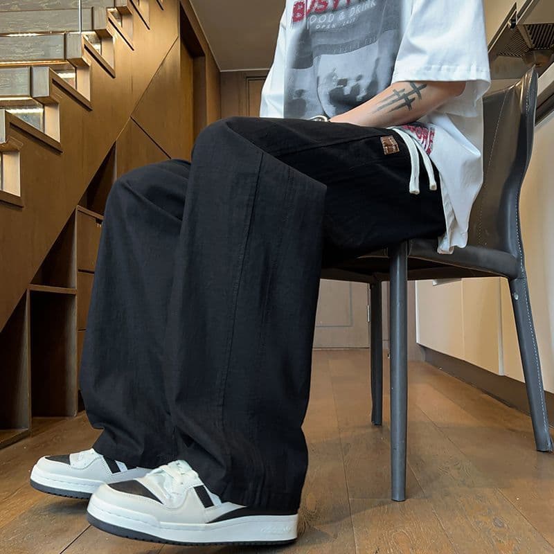 Calças de seda gelo dos homens verão solto Drape calças de perna larga 2026 novo estilo High Street bonito juventude em