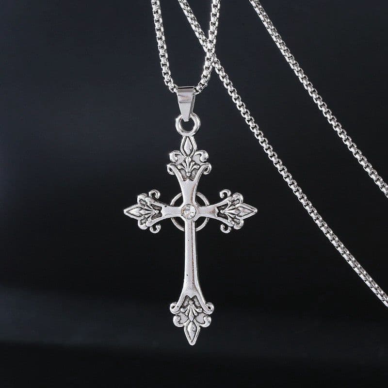 Colar minimalista retrô em formato de diamante com pingente de cruz, estilo discreto e moderno.