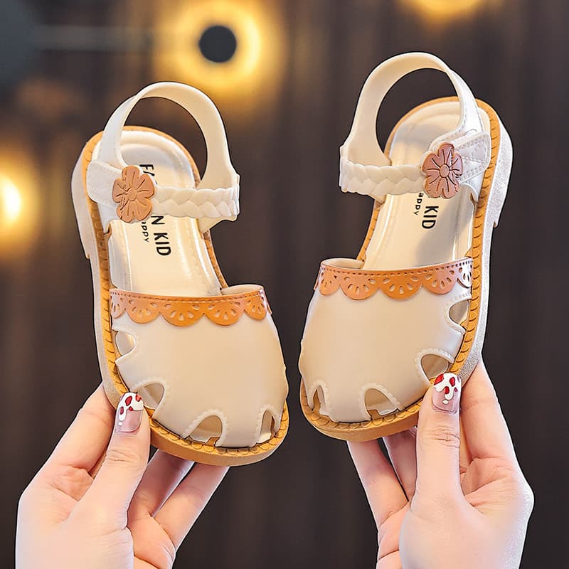 Meninas sandálias de bebê 2026 novo estilo verão sapatos infantis sola macia antiderrapante Baotou princesa menina sapat