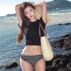 Novo e deslumbrante conjunto de biquíni de duas peças com listras pretas, conjunto de quatro peças, estilo resort à beir