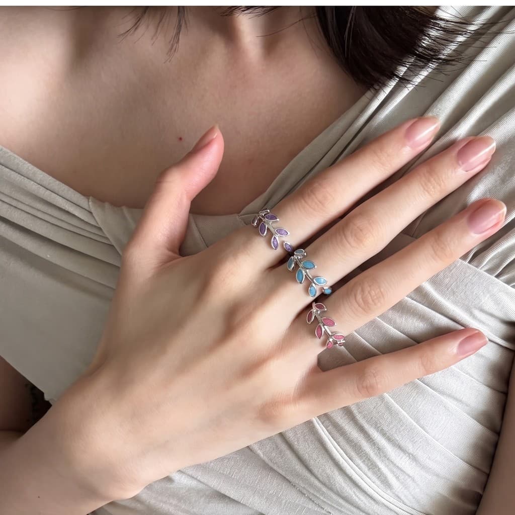 Anel aberto em forma de folha com um design doce e simples de ramo de oliveira em estilo florestal, fresco e elegante, a