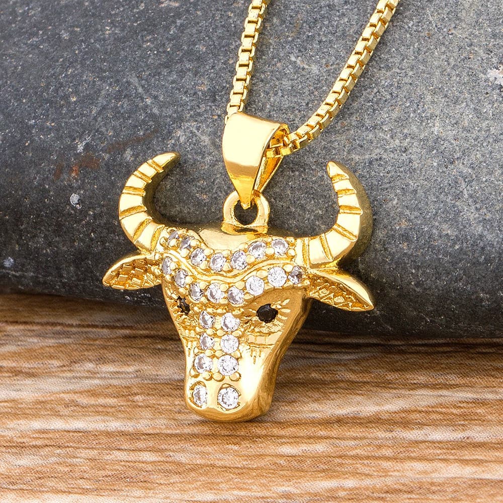 Colar de cobre com pingente de cabeça de touro em strass de alta qualidade e elegante, com corrente de ouro e zircônia.