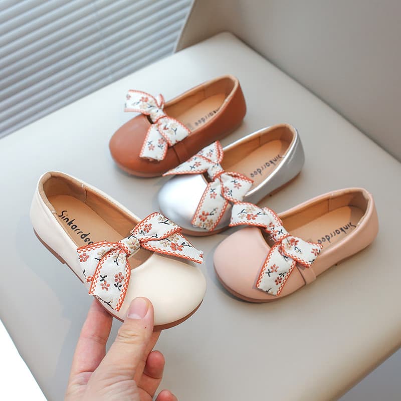 2026 primavera outono novo estilo meninas arco bordado pequenos sapatos de couro antiderrapante sola macia sapatos infan