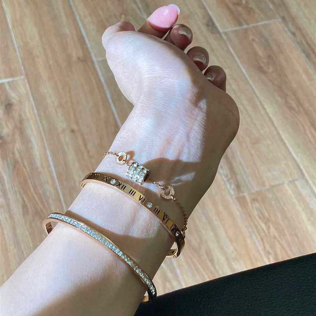 pulseira pulseira feminina Novo estilo titânio aço não-desbotamento Numeral romano pulseira ins luz luxo High-End sentim