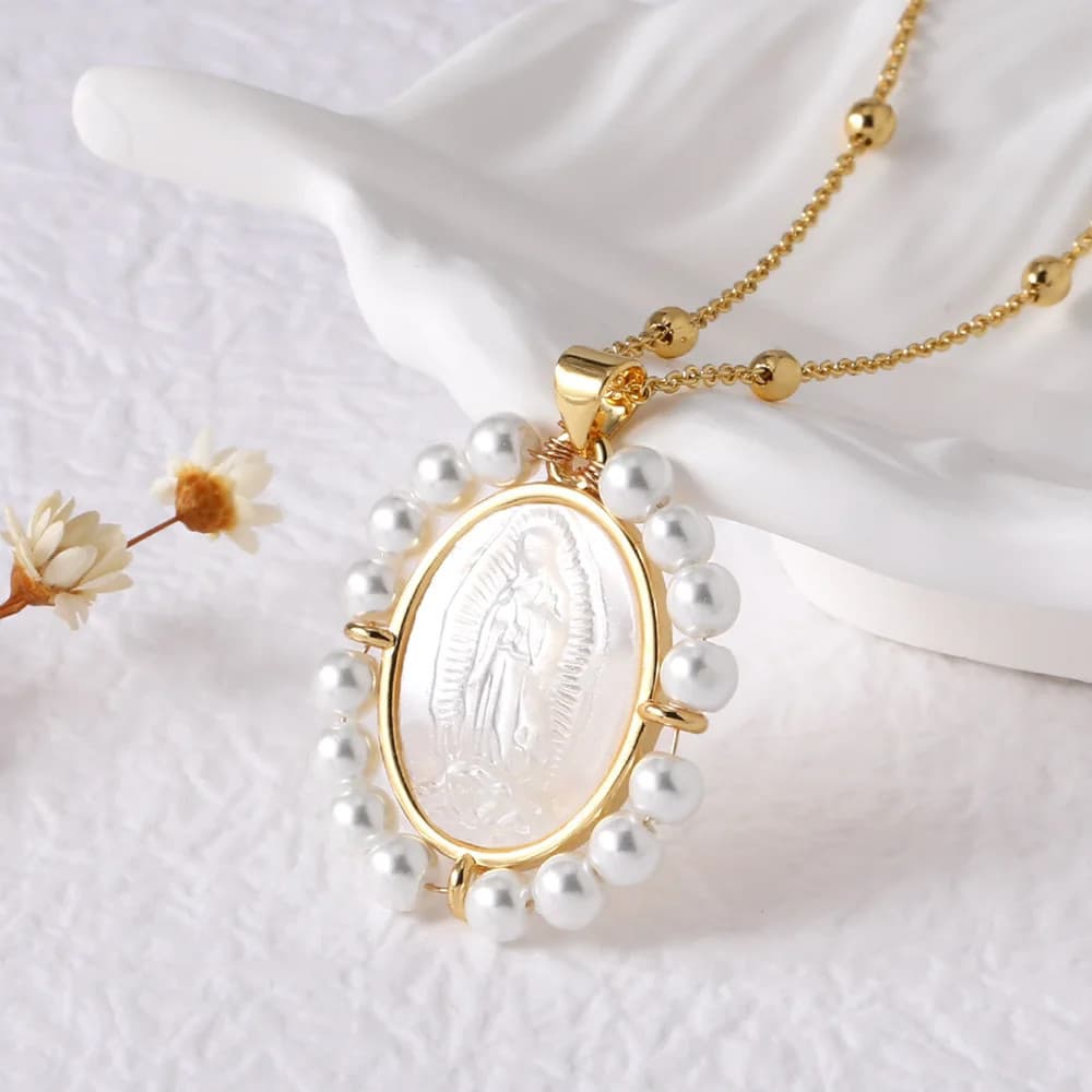 Colar de Pérolas Brancas da Virgem Maria (Estilo Feminino) / Corrente de Contas Guadalupe em Cobre Banhado a Ouro / Joia