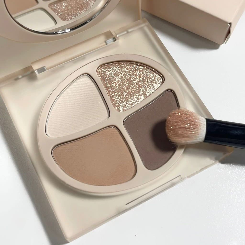 Novo produto paleta de sombras de quatro cores com baixo saturado perolado fosco leite café damasco terra cor estudante