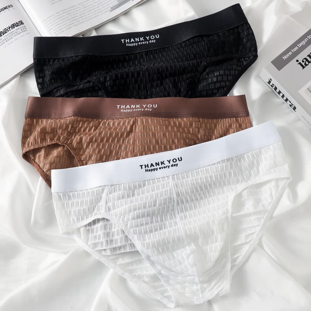 Conjunto de 2 cuecas masculinas de corte triangular com textura canelada, detalhes em tela e cintura com letras contrast