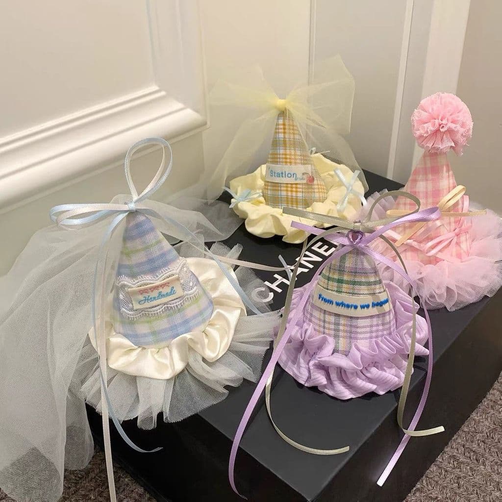 Atmosfera estética de festa, doce, de princesa, para aniversário, com presilhas de cabelo infantis, grampos, acessórios