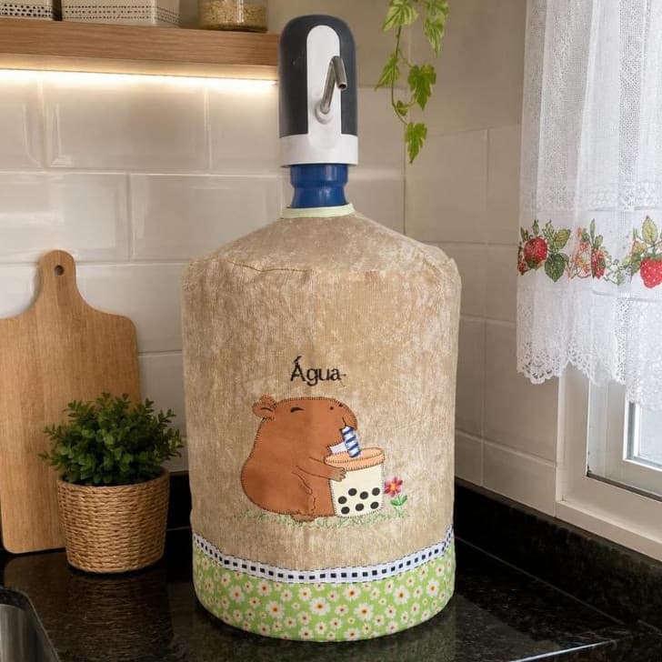 Capa Galão de Água 20L Invertido Bordada – Proteção + Decoração | Oferta