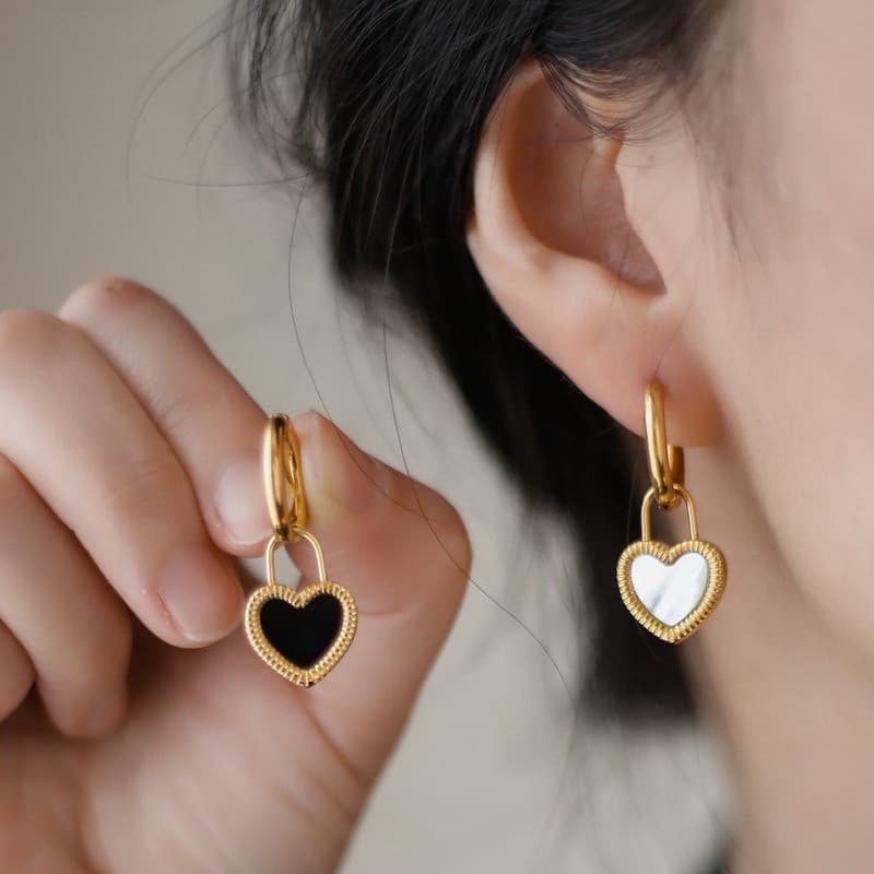 Brincos pendentes em formato de coração de dupla face, feitos de aço titânio HT preto e branco, brincos femininos de aço
