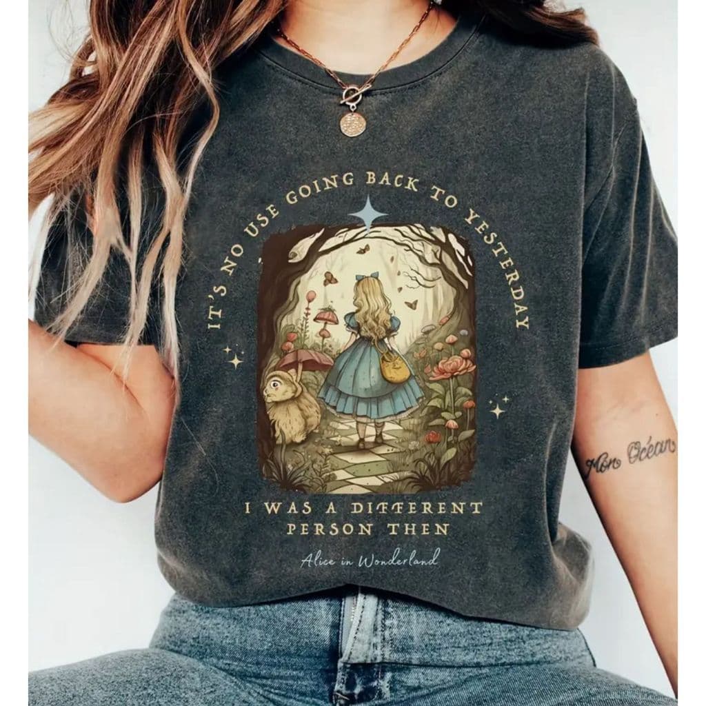 Camiseta Blusa Feminina Estampada Alice Desenho Colorida Top Fofa Casual 100% Algodão