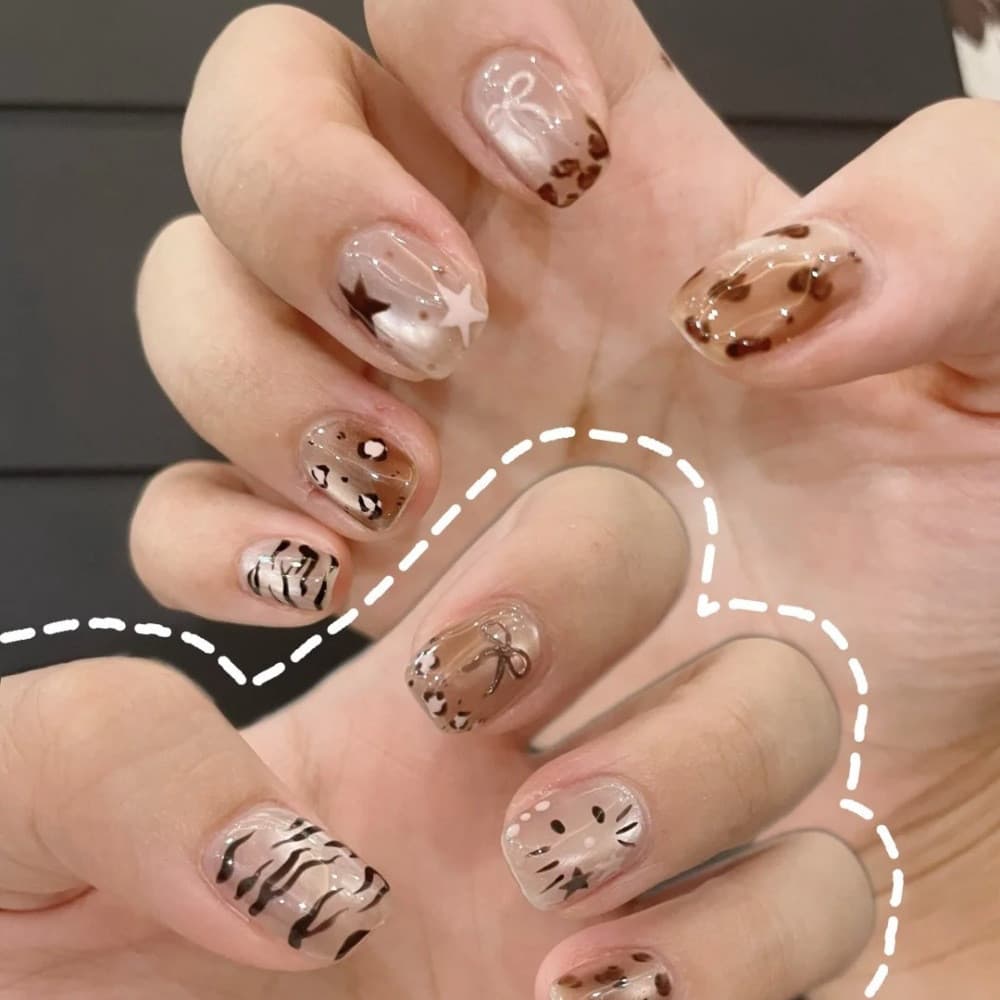 Unhas finalizadas com padrão de gatinho, esquema de cores Polard beauty, detalhes em marrom, estilo curto removível, usá
