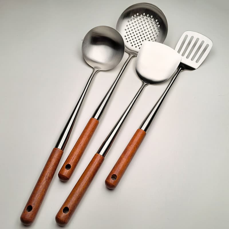 304 colher de fritura de aço inoxidável espátula de fritura espátula de cozinha doméstica colher de sopa cabo de madeira