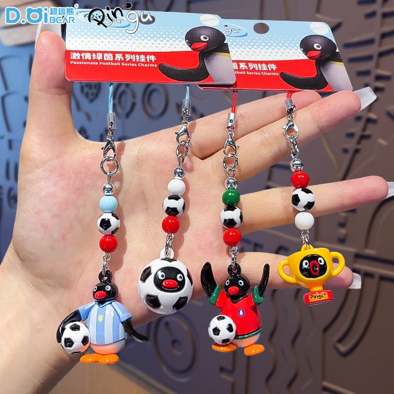 Pingente Mini Autêntico do Pingu - Pingente Criativo da Série Campo Verde Paixonal - Chaveiro do Pingu da Copa do Mundo