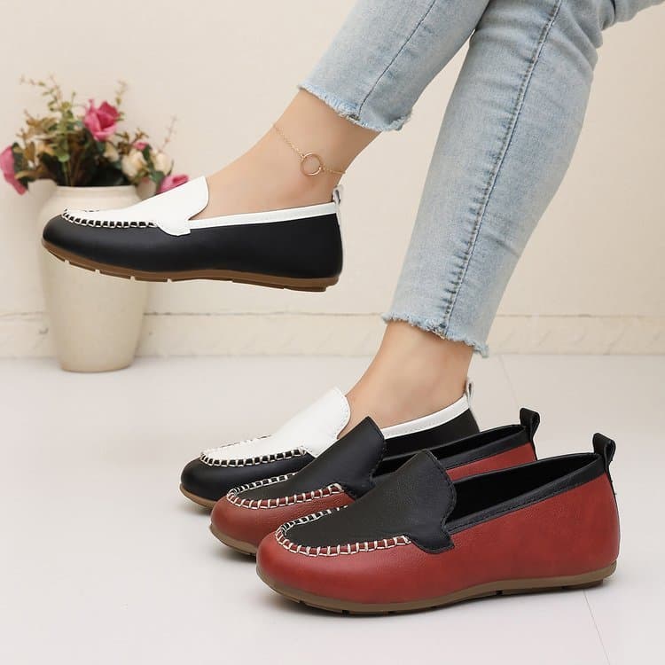 Senhoras costurando mocassins combinando com cores