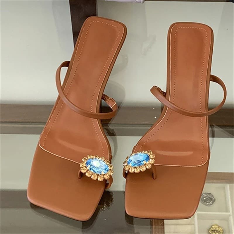 Chinelos Femininos Eilyken CRYSTAL Diamond Square Clip Toe, Moda Verão, Salto Baixo Fino, Design Vazado.