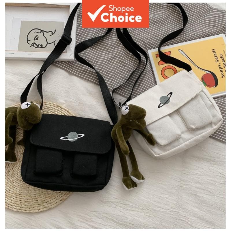 Bolsa de Ombro Estudantil Casual, Bolsa Tiracolo com Aba, Tela de Bordado Planetário, Alça Ajustável e Pingente de Sapo,