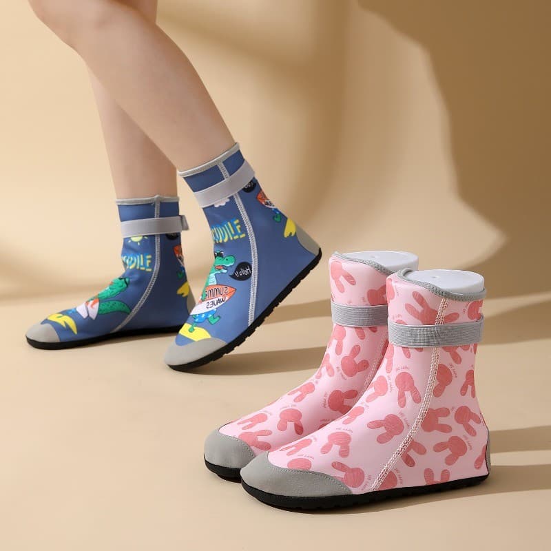 Os sapatos de praia de crianças com tubos altos