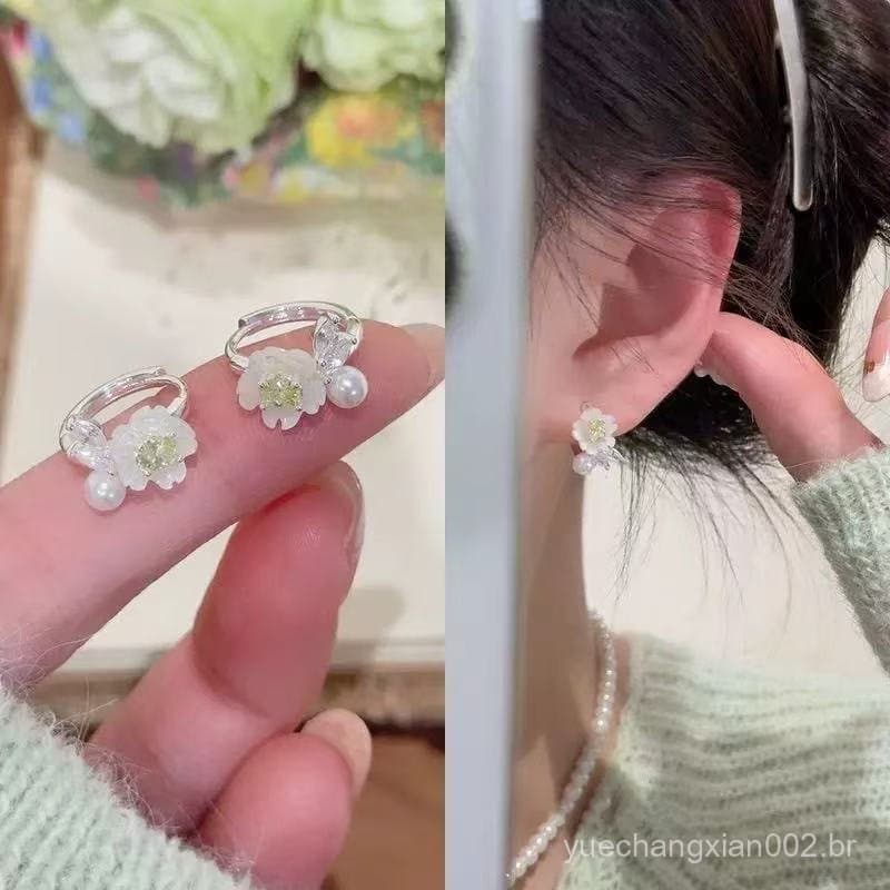 Brincos de pérola de camélia de strass verde pequeno Design de nicho fresco brincos de flores exclusivos