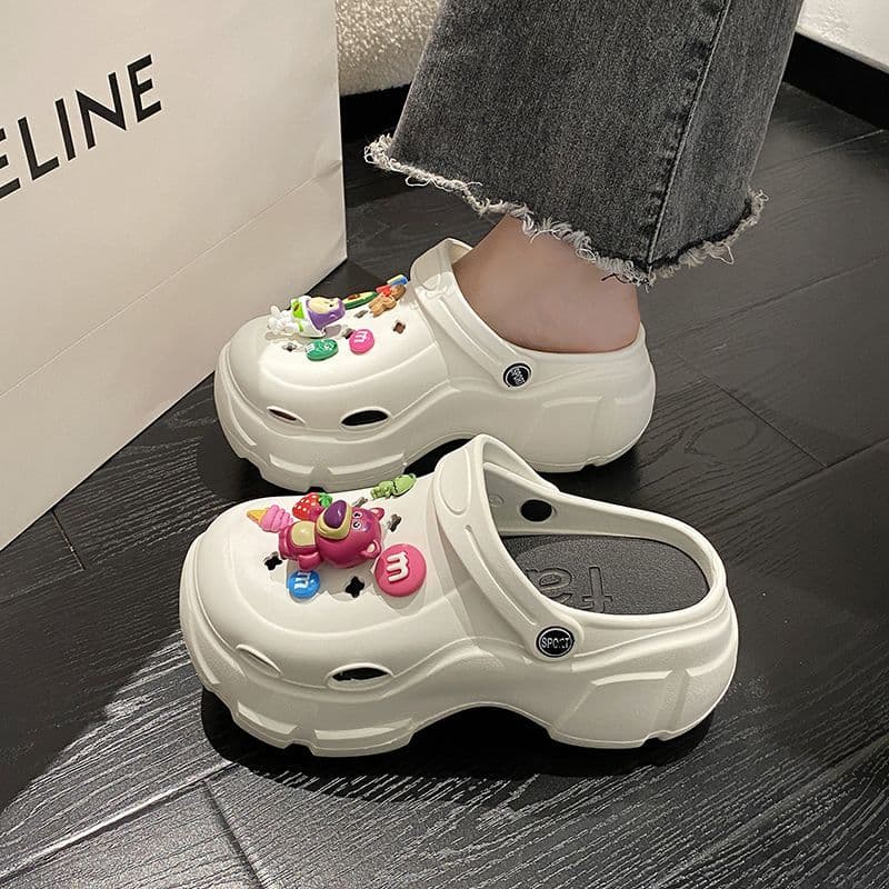 Sapatos de sola grossa buraco feminino verão exterior usar altura aumentada 2026 novo estilo antiderrapante beira-mar pr