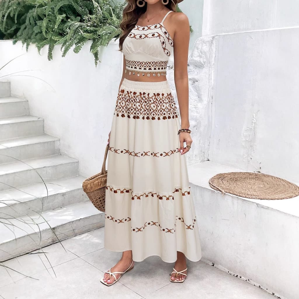 Conjunto feminino de praia com estampa de férias boêmias, composto por duas peças: top com alças de franjas e saia.