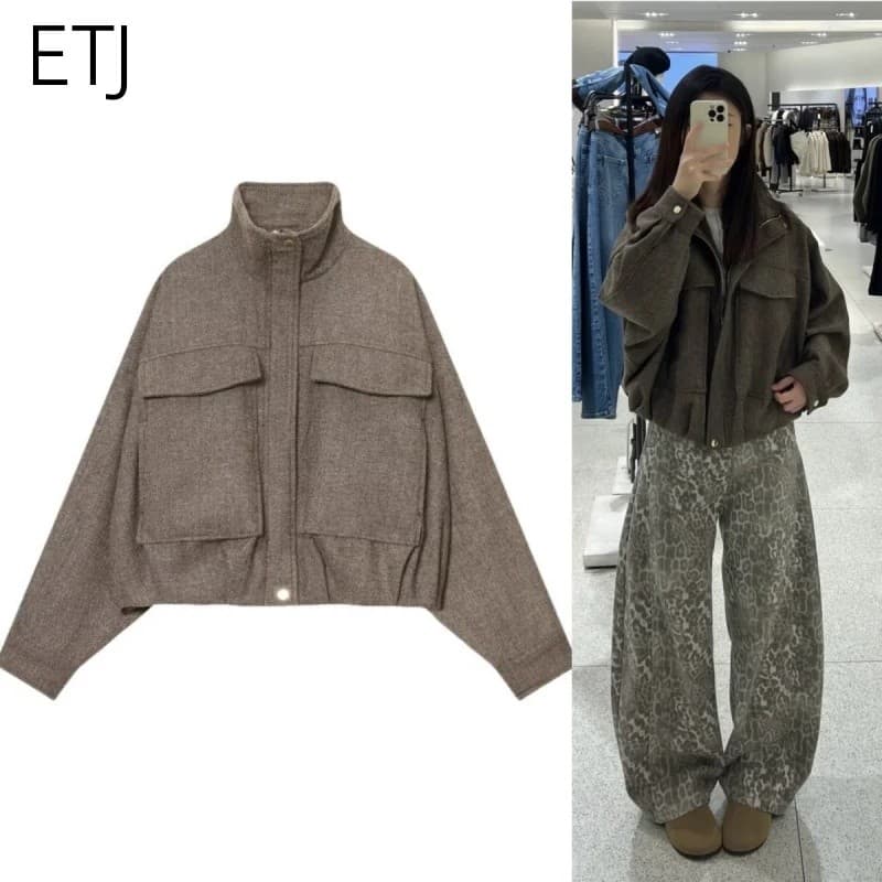 Jaqueta bomber curta feminina de inverno ETJ 2025, com gola vertical, bolsos grandes e corte solto.