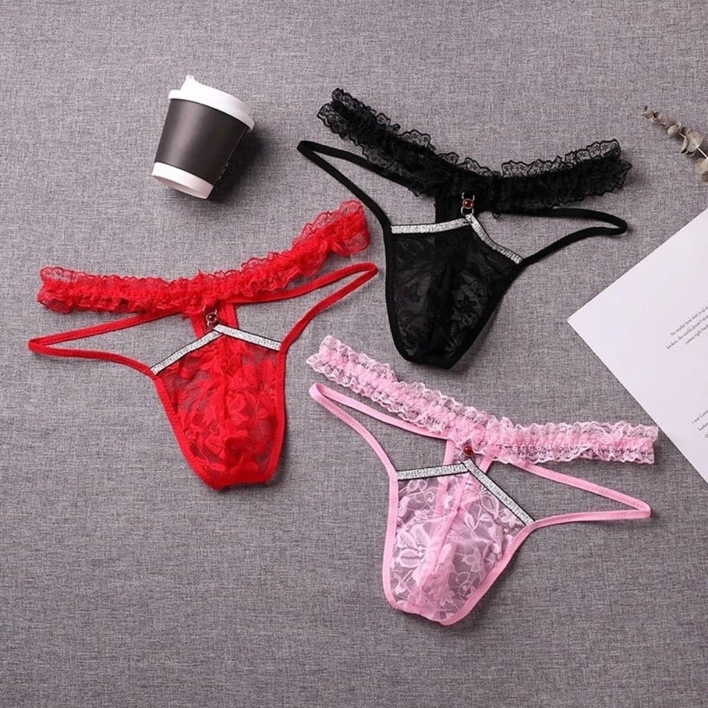 Cuecas masculinas, em renda transparente vazada, de cintura baixa, sem costura, com suspensórios.