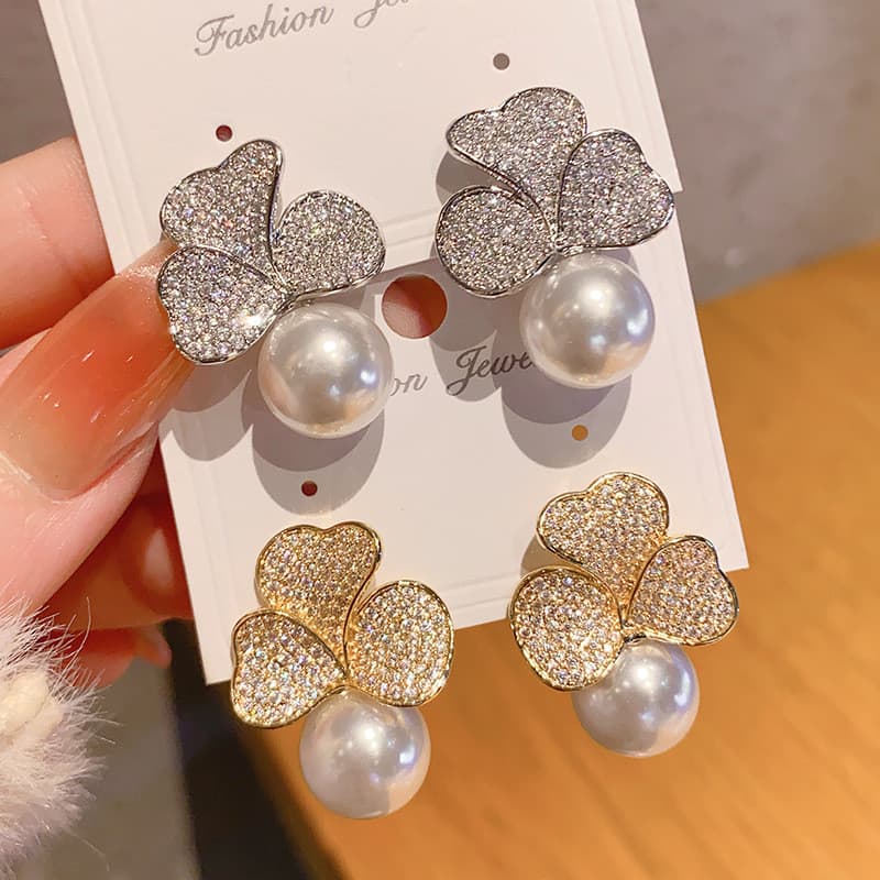 Novos Brincos de Zircônia Incrustada em Cobre, Brincos de Pérola em Forma de Flor de Três Pétalas, Brincos de Design de