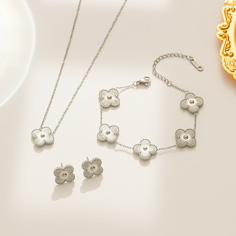 Aço inoxidável moda cor de aço quatro folhas flor Laser brincos colar pulseira conjunto de três peças