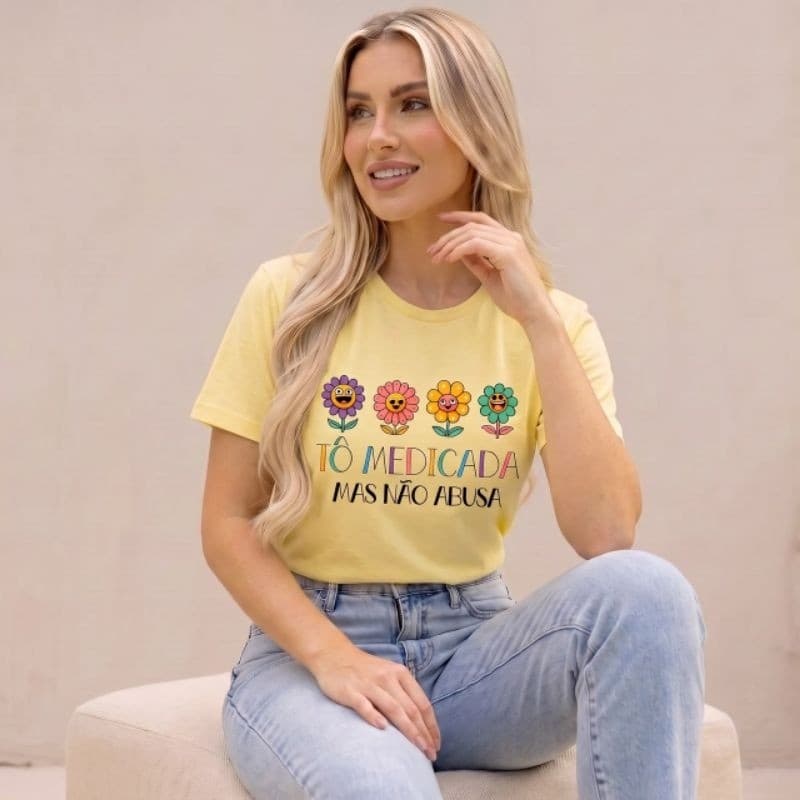 Camiseta Babylook Feminina Tô Medicada Mas Não Abusa Estampa Divertida de Flores