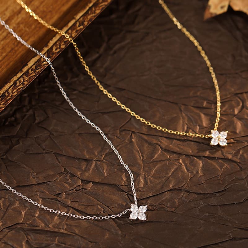 Colar de Prata S925 com Trevo de Quatro Folhas para Mulheres, Novo Colar de Moda Luxuoso Banhado a Ouro K