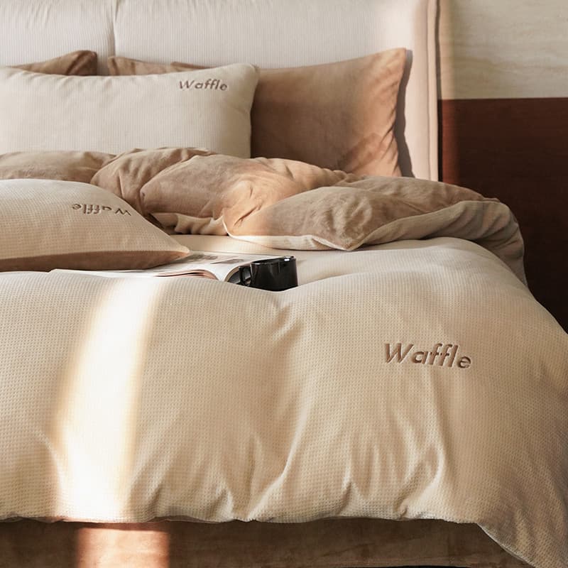 Luz de luxo simples cor sólida Waffle velo leite velo conjunto quatro peças outono inverno quente curto pelúcia simples
