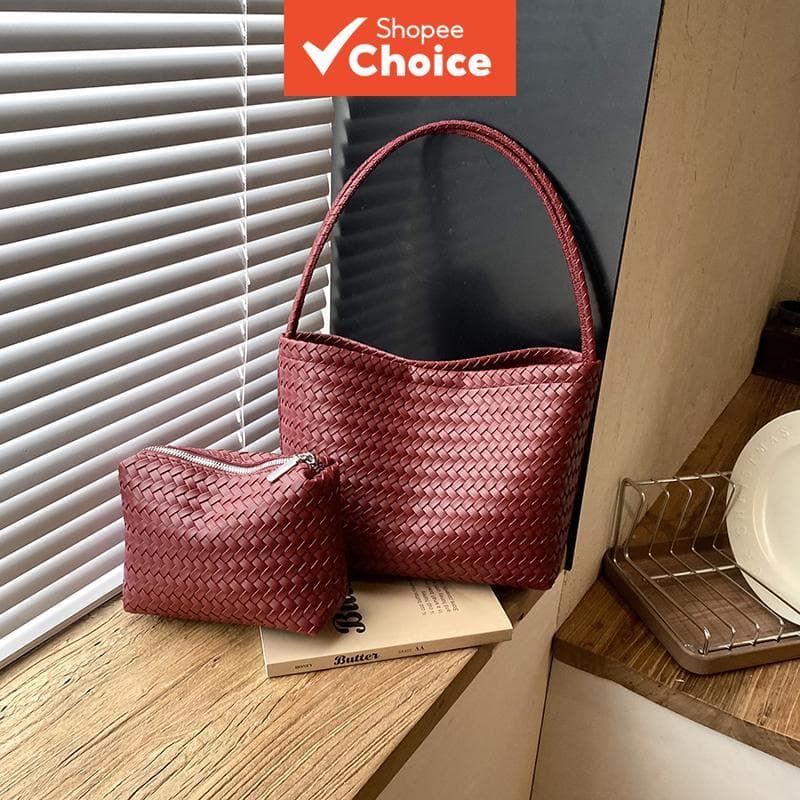 Bolsa tiracolo de pequena escala, porém extremamente popular, com grande capacidade, prática para carregar garrafões