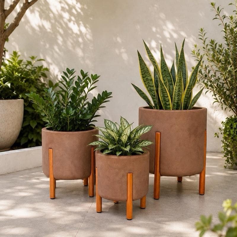 Kit 3 Vasos Polietileno Nórdico Para Plantas P M e G Design Elegante Material Durável com Pés de Madeira Resistente