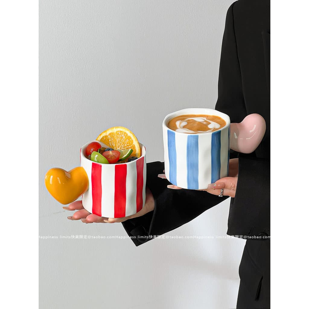 Caneca de Cerâmica com Coração 3D e Listras, Design Exclusivo para Casal, Presente Romântico para Café ou Leite