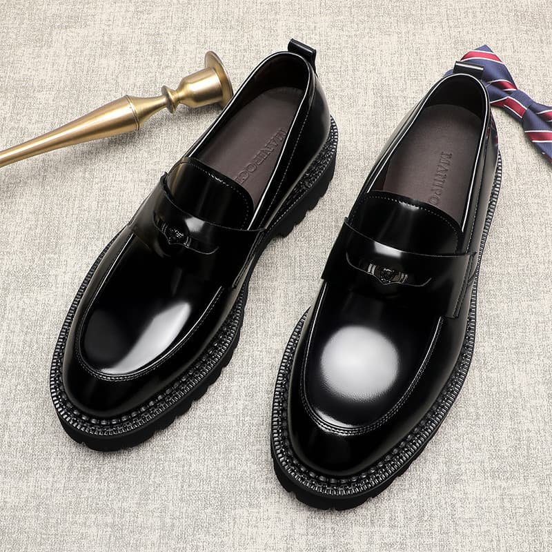 Sapatos masculinos de couro casuais com bico redondo, moda masculina de sola grossa, sapatos masculinos de um Pedal, cou
