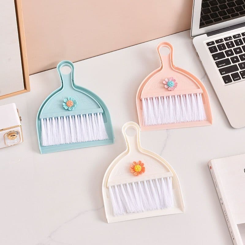 Mini Pá e Escovinha de Mesa com Flor Decorativa Portátil — Kit de Limpeza Compacto para Teclado, Escritório, Penteadeira