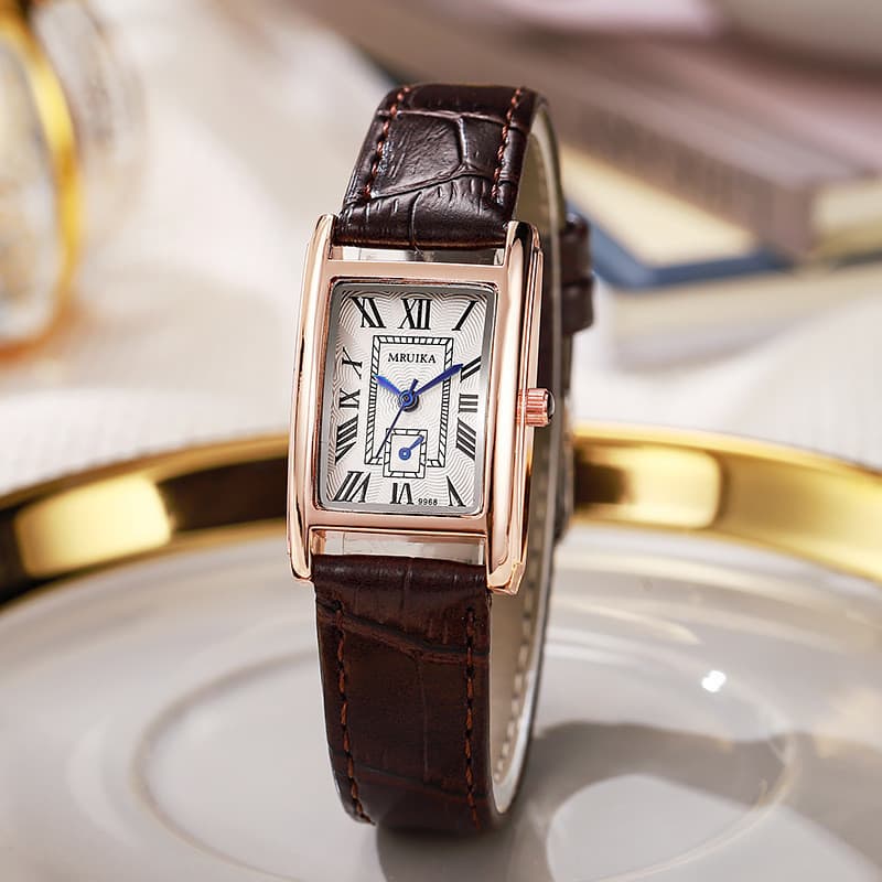 Relógio de quartzo feminino, com mostrador retangular pequeno e pulseira de couro, estilo clássico retrô e versátil.
