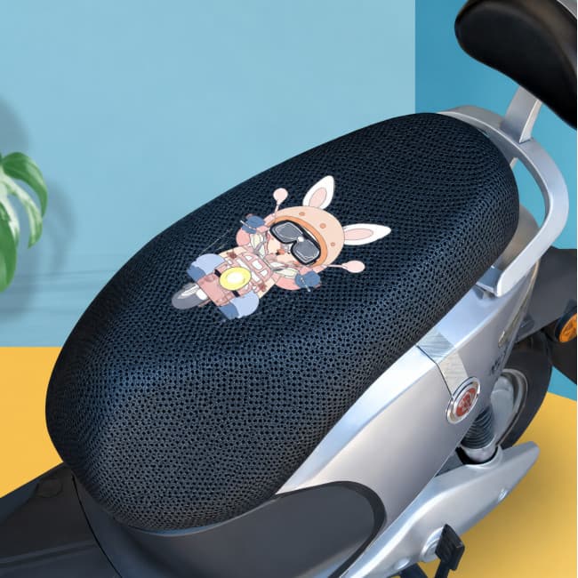 Capas de assento para motocicletas e scooters, feitas de tecido de malha de dupla camada, promovem a circulação de ar.