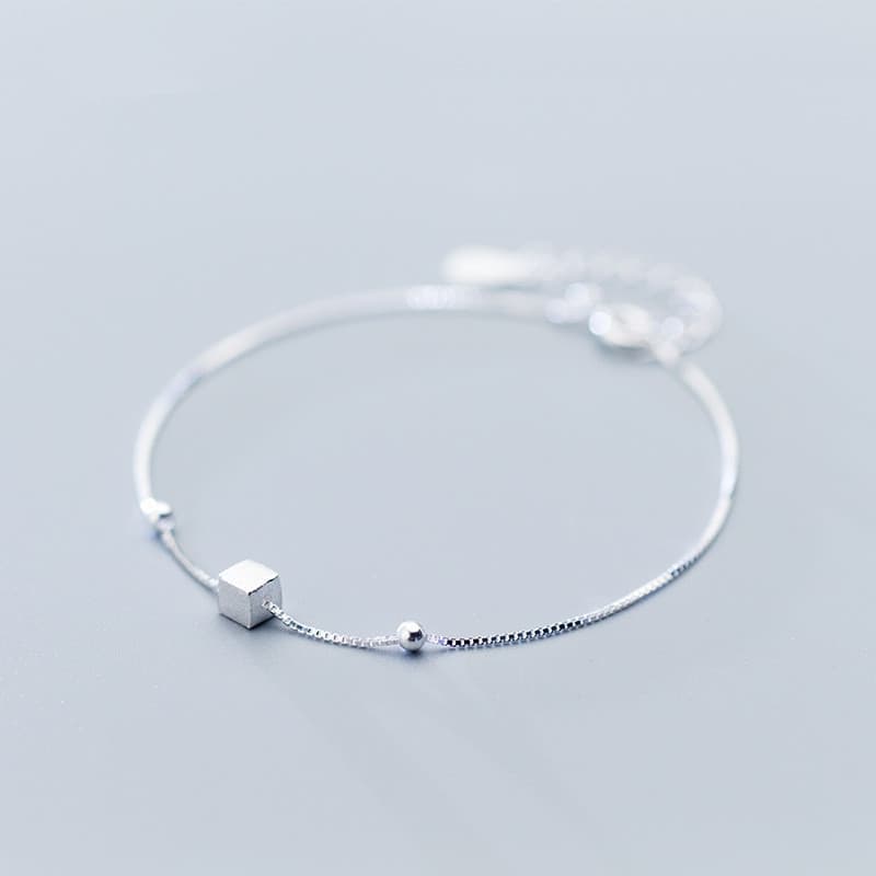 Tornozeleira quadrada simples e elegante, feita de prata S925 com acabamento escovado EWRD.
