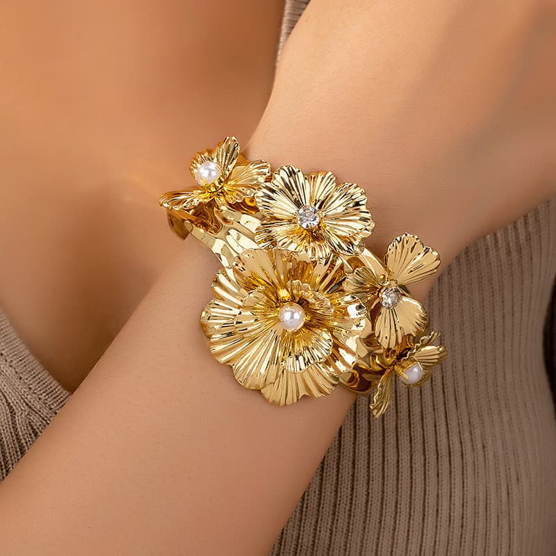 Pulseira aberta com design de pérola incrustada de flores, joias de mão, pulseira exagerada, tendência de personalidade
