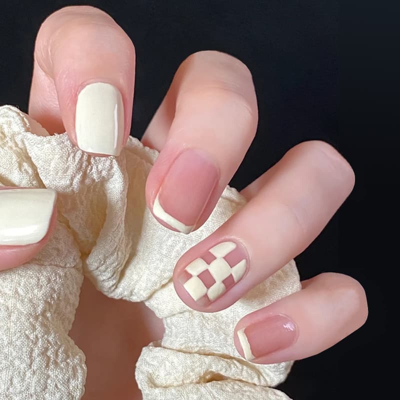 Usando unhas Manicure curto rosa branco xadrez linhas de cor Nude High-End clareamento unhas falsas 24 unhas removíveis