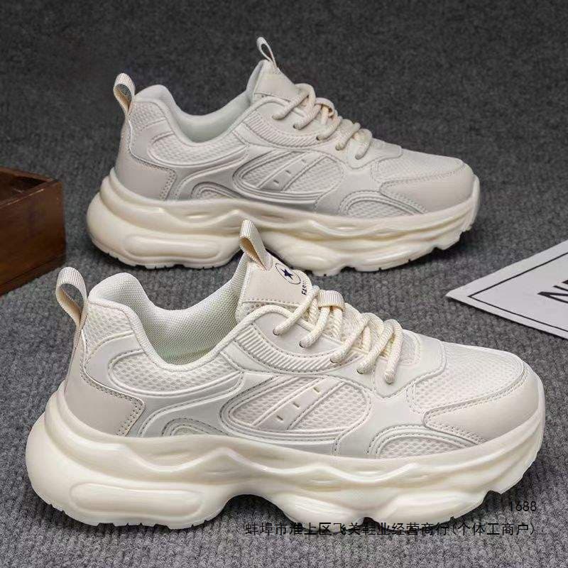 Sapatos masculinos verão 2026 novo estilo Street Wear sentir sola macia correndo Casual All-Match estilo Hong Kong estud