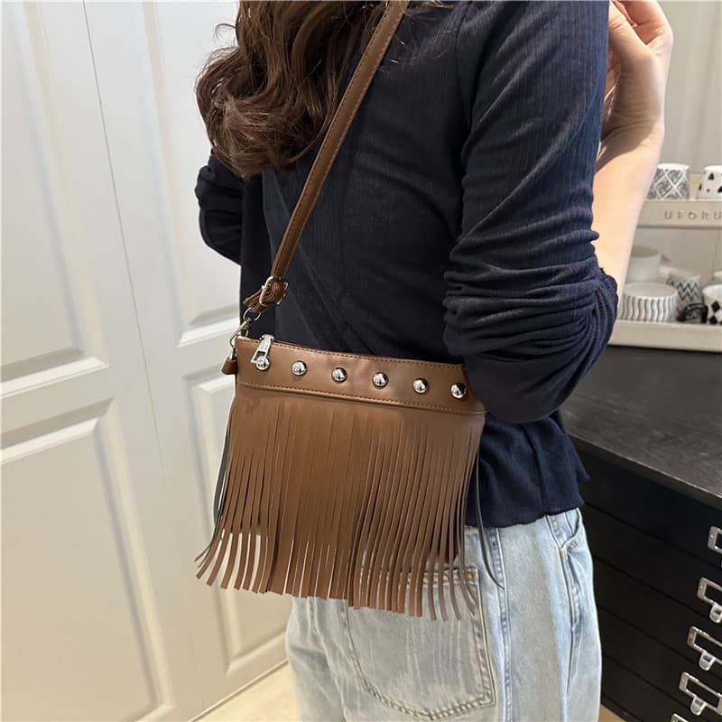 Francês na moda Retro borla saco feminino 2026 Super quente novo estilo moda camurça High-End textura mensageiro pequeno