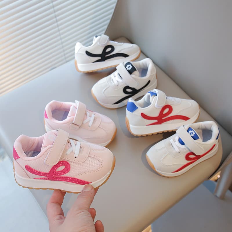 Malha respirável sola macia 2026 primavera verão novo estilo Velcro sapatos esportivos infantis confortáveis meninos men